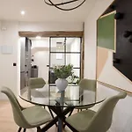 Renovated In Historic Old Town Ac アパート *